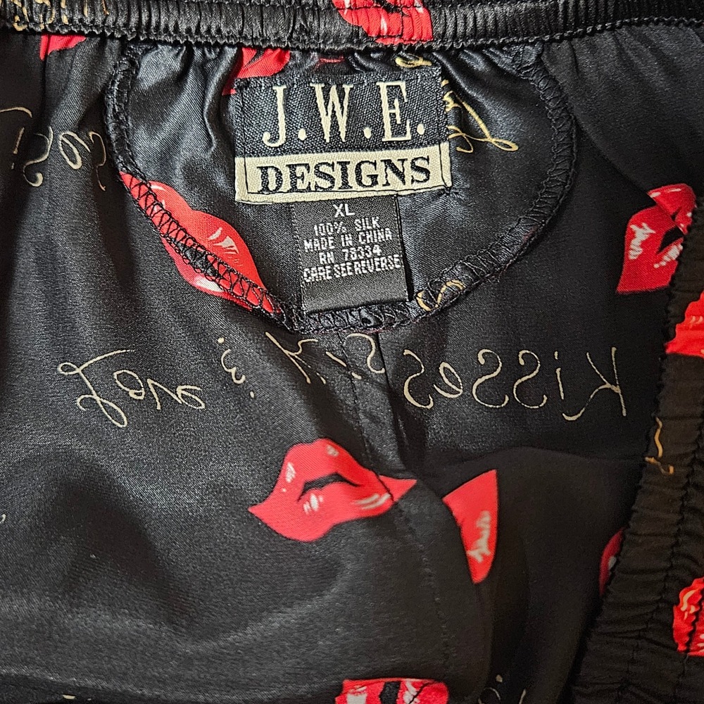 J.W.E. Designs Mens XL Silk Boxer Shorts Black Red Lips Love & Kisses Print - Picture 6 of 7